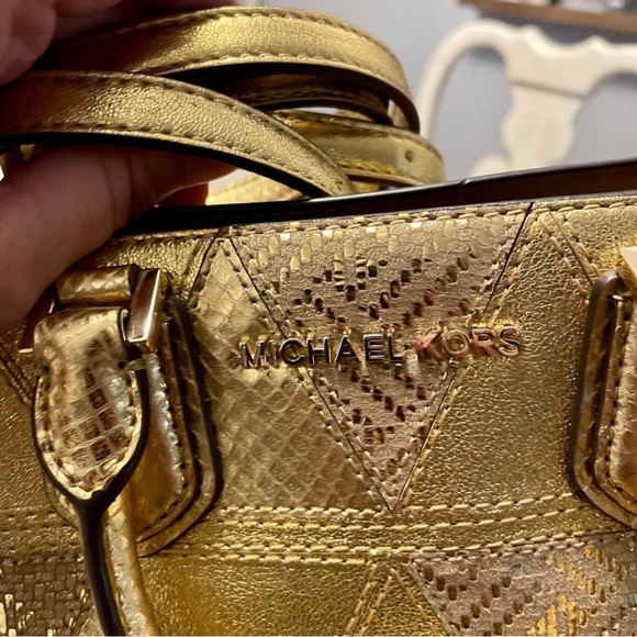Gorgeous Michael Kors Crossbody! 
Would be Great worn this Holiday Season!! - Picture 3 of 6